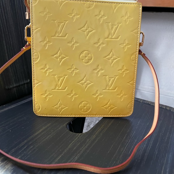 Yellow louis vuitton vernis bag - Picture 2 of 7